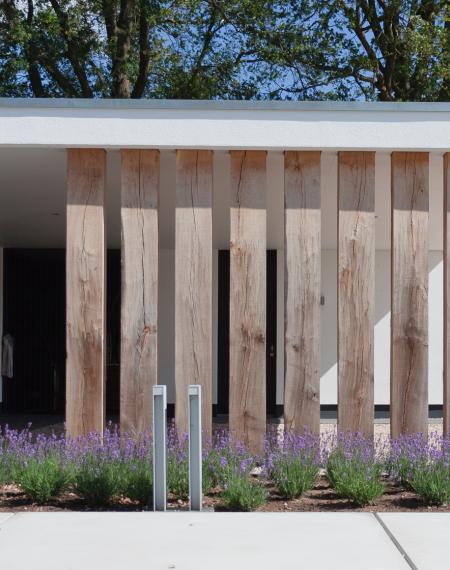Strakke architectuur in traditionele materialsiering